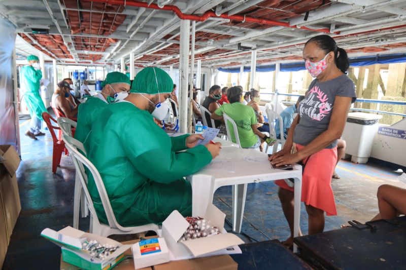 O Governo do Pará iniciou, nesta terça-feira (9), mais uma ação estratégica específica de combate ao novo coronavírus. Um navio da Policlínica Itinerante com estrutura exclusiva de serviços começou a atender moradores do município de Ponta de Pedras, no arquipélago do Marajó. <div class='credito_fotos'>Foto: Jader Paes / Agência Pará   |   <a href='/midias/2020/originais/6420_571a1a66-d205-89b9-13a3-2a3cabb656d6.jpg' download><i class='fa-solid fa-download'></i> Download</a></div>