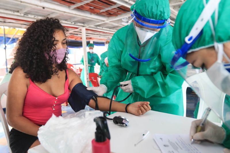 O Governo do Pará iniciou, nesta terça-feira (9), mais uma ação estratégica específica de combate ao novo coronavírus. Um navio da Policlínica Itinerante com estrutura exclusiva de serviços começou a atender moradores do município de Ponta de Pedras, no arquipélago do Marajó. <div class='credito_fotos'>Foto: Jader Paes / Agência Pará   |   <a href='/midias/2020/originais/6420_8b0721a1-cc5b-4652-deeb-e6c03cbbc9cd.jpg' download><i class='fa-solid fa-download'></i> Download</a></div>