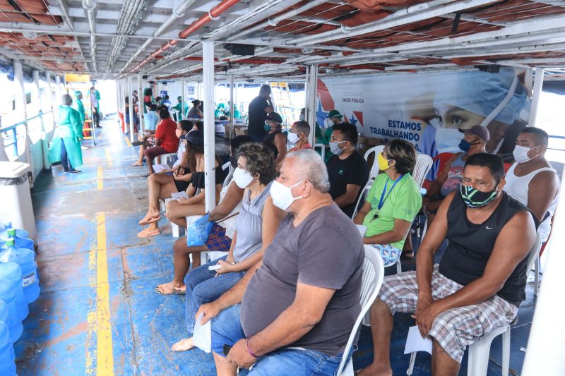 O Governo do Pará iniciou, nesta terça-feira (9), mais uma ação estratégica específica de combate ao novo coronavírus. Um navio da Policlínica Itinerante com estrutura exclusiva de serviços começou a atender moradores do município de Ponta de Pedras, no arquipélago do Marajó. <div class='credito_fotos'>Foto: Jader Paes / Agência Pará | <a href='/midias/2020/originais/6420_b036c9fa-9011-a0a4-c8d9-aedea1c93283.jpg' download><i class='fa-solid fa-download'></i> Download</a></div>
