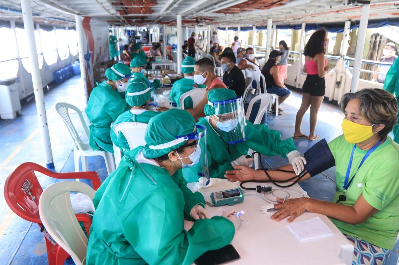 O Governo do Pará iniciou, nesta terça-feira (9), mais uma ação estratégica específica de combate ao novo coronavírus. Um navio da Policlínica Itinerante com estrutura exclusiva de serviços começou a atender moradores do município de Ponta de Pedras, no arquipélago do Marajó. <div class='credito_fotos'>Foto: Jader Paes / Agência Pará | <a href='/midias/2020/originais/6420_cd367c83-2438-101f-371f-2b2aba77901c.jpg' download><i class='fa-solid fa-download'></i> Download</a></div>