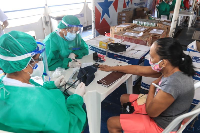 O Governo do Pará iniciou, nesta terça-feira (9), mais uma ação estratégica específica de combate ao novo coronavírus. Um navio da Policlínica Itinerante com estrutura exclusiva de serviços começou a atender moradores do município de Ponta de Pedras, no arquipélago do Marajó. <div class='credito_fotos'>Foto: Jader Paes / Agência Pará   |   <a href='/midias/2020/originais/6420_db5c3e51-6b8a-0764-9e63-513917b8e654.jpg' download><i class='fa-solid fa-download'></i> Download</a></div>