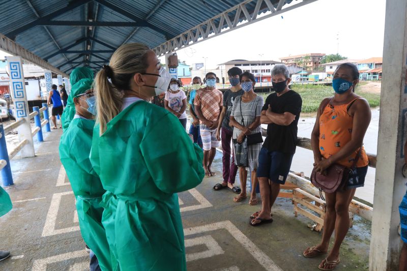 O Governo do Pará iniciou, nesta terça-feira (9), mais uma ação estratégica específica de combate ao novo coronavírus. Um navio da Policlínica Itinerante com estrutura exclusiva de serviços começou a atender moradores do município de Ponta de Pedras, no arquipélago do Marajó. <div class='credito_fotos'>Foto: Jader Paes / Agência Pará | <a href='/midias/2020/originais/6420_dc7cc869-df86-9cc7-d073-e1f9d7c62177.jpg' download><i class='fa-solid fa-download'></i> Download</a></div>