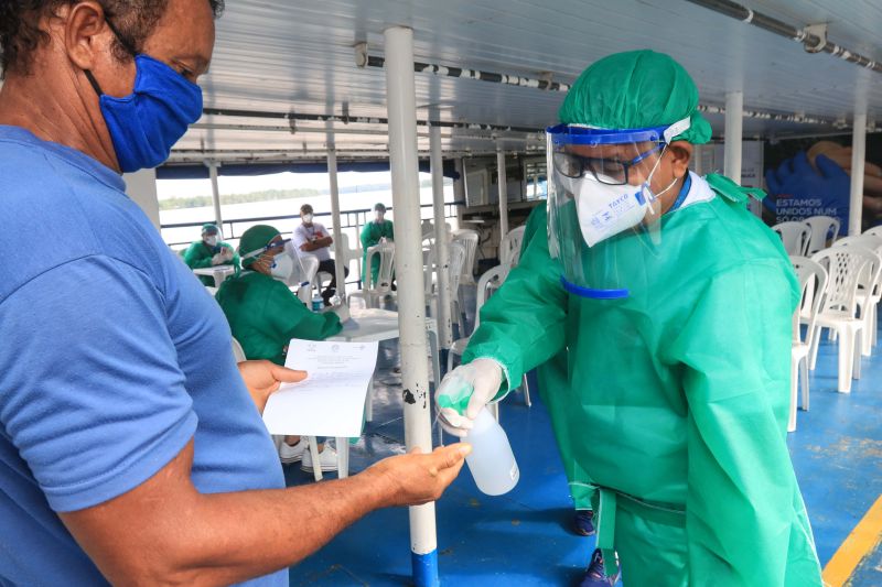 O Governo do Pará iniciou, nesta terça-feira (9), mais uma ação estratégica específica de combate ao novo coronavírus. Um navio da Policlínica Itinerante com estrutura exclusiva de serviços começou a atender moradores do município de Ponta de Pedras, no arquipélago do Marajó. <div class='credito_fotos'>Foto: Jader Paes / Agência Pará | <a href='/midias/2020/originais/6420_ea62b61d-a002-c74f-918b-1d7aff56960b.jpg' download><i class='fa-solid fa-download'></i> Download</a></div>