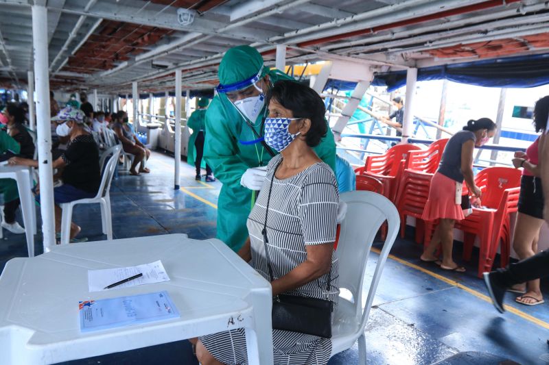 O Governo do Pará iniciou, nesta terça-feira (9), mais uma ação estratégica específica de combate ao novo coronavírus. Um navio da Policlínica Itinerante com estrutura exclusiva de serviços começou a atender moradores do município de Ponta de Pedras, no arquipélago do Marajó. <div class='credito_fotos'>Foto: Jader Paes / Agência Pará | <a href='/midias/2020/originais/6420_eb771abb-4cd5-ce3d-149c-cde0954c0a3b.jpg' download><i class='fa-solid fa-download'></i> Download</a></div>