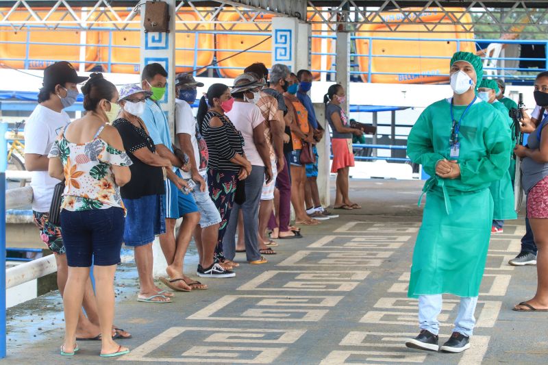 O Governo do Pará iniciou, nesta terça-feira (9), mais uma ação estratégica específica de combate ao novo coronavírus. Um navio da Policlínica Itinerante com estrutura exclusiva de serviços começou a atender moradores do município de Ponta de Pedras, no arquipélago do Marajó. <div class='credito_fotos'>Foto: Jader Paes / Agência Pará | <a href='/midias/2020/originais/6420_fb6e3bf5-b902-1a4f-3c67-ea9d1da01424.jpg' download><i class='fa-solid fa-download'></i> Download</a></div>
