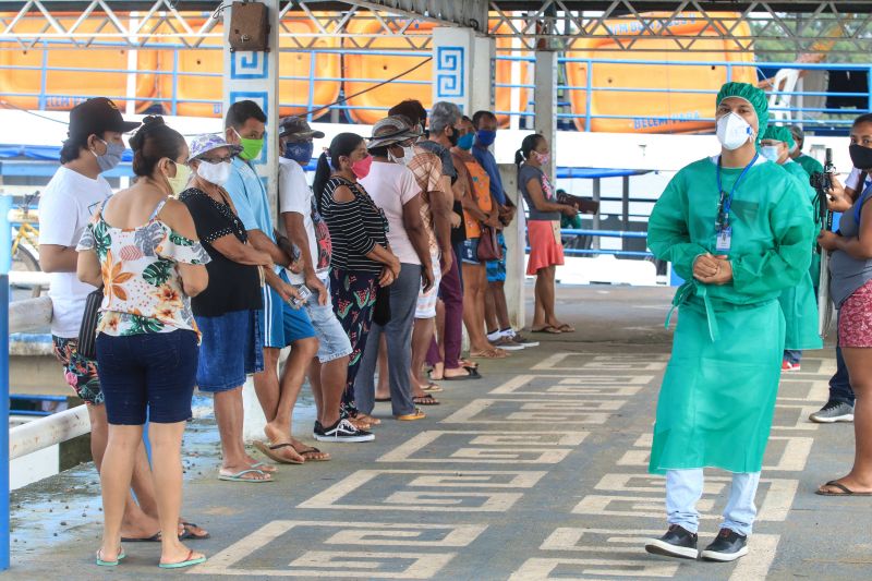 O Governo do Pará iniciou, nesta terça-feira (9), mais uma ação estratégica específica de combate ao novo coronavírus. Um navio da Policlínica Itinerante com estrutura exclusiva de serviços começou a atender moradores do município de Ponta de Pedras, no arquipélago do Marajó. <div class='credito_fotos'>Foto: Jader Paes / Agência Pará   |   <a href='/midias/2020/originais/6420_fb6e3bf5-b902-1a4f-3c67-ea9d1da01424.jpg' download><i class='fa-solid fa-download'></i> Download</a></div>