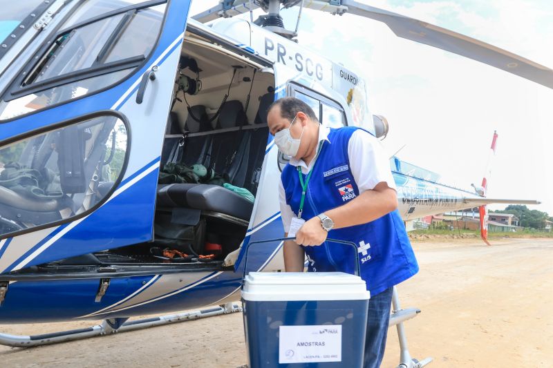 Alberto júnior Diretor do Lacen, transporte aéreo das amostras para exames. <div class='credito_fotos'>Foto: Jader Paes / Agência Pará   |   <a href='/midias/2020/originais/6432_2b090d43-4d6a-284f-9807-669d607d3e17.jpg' download><i class='fa-solid fa-download'></i> Download</a></div>