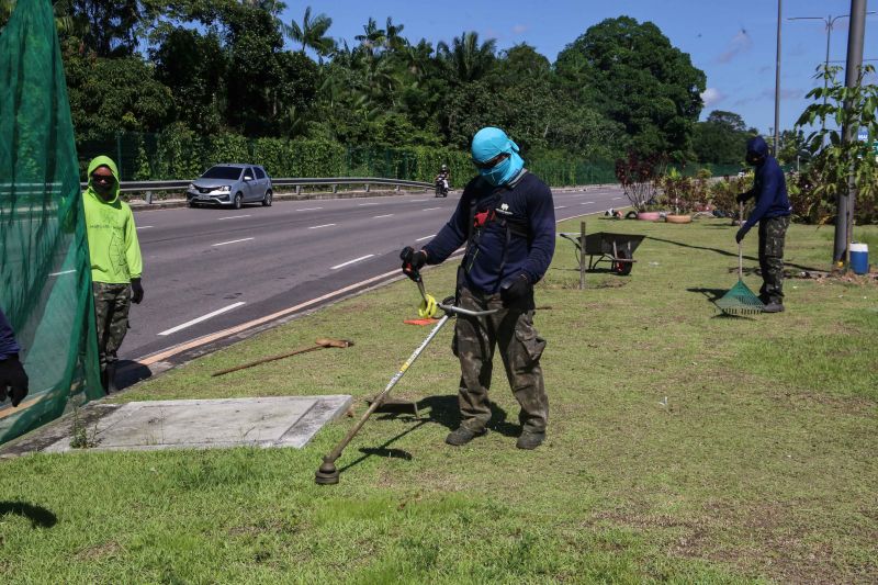 Três equipes da Secretaria de Estado de Transportes (Setran) iniciaram, nesta terça-feira (16), serviços de manutenção e conservação da avenida João Paulo II. O trabalho segue até o final deste mês com ações de limpeza do acostamento, retirada de lixo da pista, das laterais, do meio fio do canteiro central e limpeza das grades de proteção. <div class='credito_fotos'>Foto: Alex Ribeiro / Ag. Pará   |   <a href='/midias/2020/originais/6451_9327c8ec-01e4-30af-6a8d-4b485649284d.jpg' download><i class='fa-solid fa-download'></i> Download</a></div>