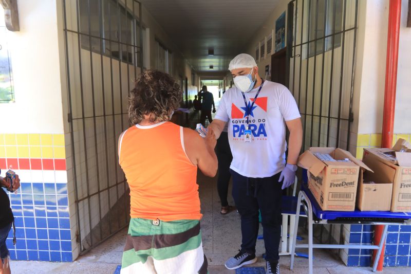 A Policlínica Itinerante do Governo do Pará está percorrendo municípios da Ilha do Marajó. Desde o dia 9 deste mês, a ação já passou por Ponta de Pedras, Muaná, São Sebastião da Boa Vista e Cachoeira do Arari, e nesta quarta-feira (17), chegou ao penúltimo destino: Salvaterra. A Escola Estadual de Ensino Médio Salomão Matos serviu como base para a equipe, que atendeu 146 pessoas. Foram 58 testes rápidos e 400 medicamentos entregues à população. Nesta quinta (18), a Poli chega ao município de Soure. <div class='credito_fotos'>Foto: Jader Paes / Agência Pará | <a href='/midias/2020/originais/6454_6022aaf4-7670-c038-56b9-17c65db34e7a.jpg' download><i class='fa-solid fa-download'></i> Download</a></div>