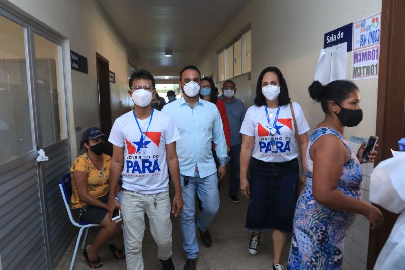 A Policlínica Itinerante do Governo do Pará está percorrendo municípios da Ilha do Marajó. Desde o dia 9 deste mês, a ação já passou por Ponta de Pedras, Muaná, São Sebastião da Boa Vista e Cachoeira do Arari, e nesta quarta-feira (17), chegou ao penúltimo destino: Salvaterra. A Escola Estadual de Ensino Médio Salomão Matos serviu como base para a equipe, que atendeu 146 pessoas. Foram 58 testes rápidos e 400 medicamentos entregues à população. Nesta quinta (18), a Poli chega ao município de Soure. <div class='credito_fotos'>Foto: Jader Paes / Agência Pará | <a href='/midias/2020/originais/6454_8522b970-c003-1c1f-10a3-fb22a75bb7ce.jpg' download><i class='fa-solid fa-download'></i> Download</a></div>