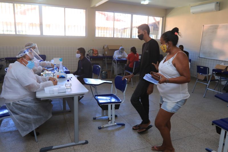 A Policlínica Itinerante do Governo do Pará está percorrendo municípios da Ilha do Marajó. Desde o dia 9 deste mês, a ação já passou por Ponta de Pedras, Muaná, São Sebastião da Boa Vista e Cachoeira do Arari, e nesta quarta-feira (17), chegou ao penúltimo destino: Salvaterra. A Escola Estadual de Ensino Médio Salomão Matos serviu como base para a equipe, que atendeu 146 pessoas. Foram 58 testes rápidos e 400 medicamentos entregues à população. Nesta quinta (18), a Poli chega ao município de Soure. <div class='credito_fotos'>Foto: Jader Paes / Agência Pará | <a href='/midias/2020/originais/6454_acc1a296-08ea-02b4-964b-1f5609c5bd08.jpg' download><i class='fa-solid fa-download'></i> Download</a></div>