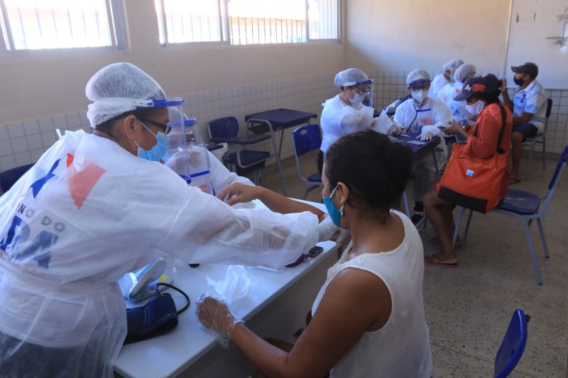 A Policlínica Itinerante do Governo do Pará está percorrendo municípios da Ilha do Marajó. Desde o dia 9 deste mês, a ação já passou por Ponta de Pedras, Muaná, São Sebastião da Boa Vista e Cachoeira do Arari, e nesta quarta-feira (17), chegou ao penúltimo destino: Salvaterra. A Escola Estadual de Ensino Médio Salomão Matos serviu como base para a equipe, que atendeu 146 pessoas. Foram 58 testes rápidos e 400 medicamentos entregues à população. Nesta quinta (18), a Poli chega ao município de Soure. <div class='credito_fotos'>Foto: Jader Paes / Agência Pará | <a href='/midias/2020/originais/6454_f14769e4-f0e8-607a-4498-ebc235ff2ac8.jpg' download><i class='fa-solid fa-download'></i> Download</a></div>