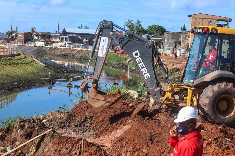 Moradores acompanham os avanços na macrodrenagem da Bacia do Tucunduba <div class='credito_fotos'>Foto: Marco Santos / Ag. Pará | <a href='/midias/2020/originais/6493_94578e4c-6bda-e81f-01c7-4ef53b55f9e1.jpg' download><i class='fa-solid fa-download'></i> Download</a></div>