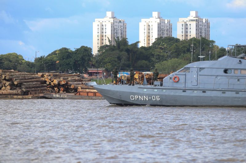 Cerca de mil toras de madeira sem comprovação de origem foram entregues pela Marinha do Brasil à Secretaria de Estado de Meio Ambiente e Sustentabilidade (Semas), na ilha de Outeiro, neste sábado (27). <div class='credito_fotos'>Foto: Jader Paes / Agência Pará   |   <a href='/midias/2020/originais/6501_0e95a2c8-2943-bcb5-0c45-750307d8a0f4.jpg' download><i class='fa-solid fa-download'></i> Download</a></div>