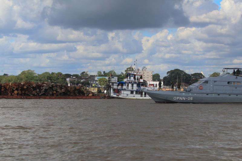 Cerca de mil toras de madeira sem comprovação de origem foram entregues pela Marinha do Brasil à Secretaria de Estado de Meio Ambiente e Sustentabilidade (Semas), na ilha de Outeiro, neste sábado (27). <div class='credito_fotos'>Foto: Jader Paes / Agência Pará   |   <a href='/midias/2020/originais/6501_864e6d87-d7c6-a3c7-803b-fb3fb1429689.jpg' download><i class='fa-solid fa-download'></i> Download</a></div>