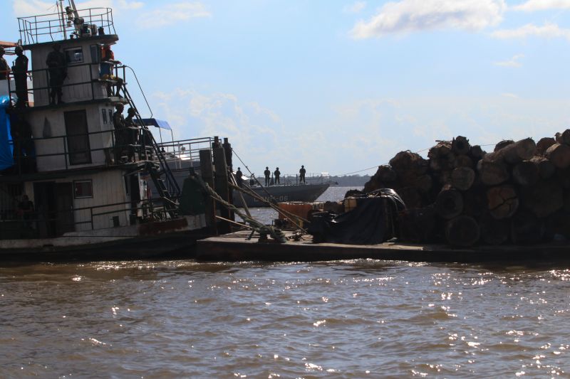 Cerca de mil toras de madeira sem comprovação de origem foram entregues pela Marinha do Brasil à Secretaria de Estado de Meio Ambiente e Sustentabilidade (Semas), na ilha de Outeiro, neste sábado (27). <div class='credito_fotos'>Foto: Jader Paes / Agência Pará   |   <a href='/midias/2020/originais/6501_91cca34b-5bbb-5c78-0ea0-6dc23210ea28.jpg' download><i class='fa-solid fa-download'></i> Download</a></div>
