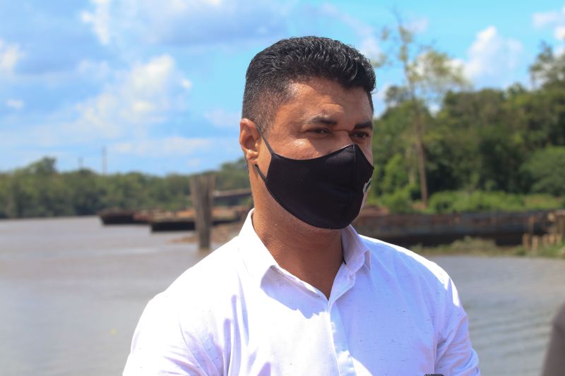 Cerca de mil toras de madeira sem comprovação de origem foram entregues pela Marinha do Brasil à Secretaria de Estado de Meio Ambiente e Sustentabilidade (Semas), na ilha de Outeiro, neste sábado (27). <div class='credito_fotos'>Foto: Jader Paes / Agência Pará   |   <a href='/midias/2020/originais/6501_a5184133-b141-0f07-d133-5786b09d797b.jpg' download><i class='fa-solid fa-download'></i> Download</a></div>
