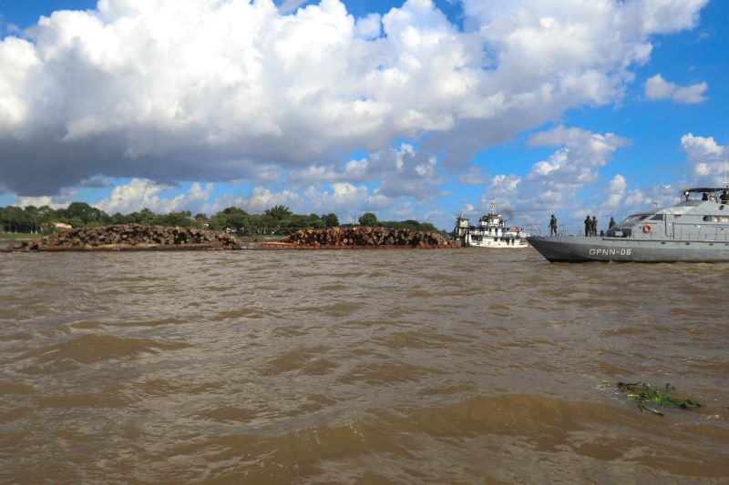 Cerca de mil toras de madeira sem comprovação de origem foram entregues pela Marinha do Brasil à Secretaria de Estado de Meio Ambiente e Sustentabilidade (Semas), na ilha de Outeiro, neste sábado (27). <div class='credito_fotos'>Foto: Jader Paes / Agência Pará   |   <a href='/midias/2020/originais/6501_b183bb19-d873-96ad-d064-2afc732cd167.jpg' download><i class='fa-solid fa-download'></i> Download</a></div>