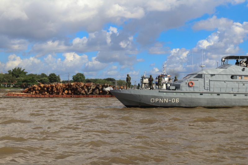 Cerca de mil toras de madeira sem comprovação de origem foram entregues pela Marinha do Brasil à Secretaria de Estado de Meio Ambiente e Sustentabilidade (Semas), na ilha de Outeiro, neste sábado (27). <div class='credito_fotos'>Foto: Jader Paes / Agência Pará   |   <a href='/midias/2020/originais/6501_ce9ce5cc-fe9f-3b52-8d4a-0853499c57d2.jpg' download><i class='fa-solid fa-download'></i> Download</a></div>