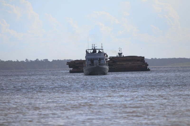Cerca de mil toras de madeira sem comprovação de origem foram entregues pela Marinha do Brasil à Secretaria de Estado de Meio Ambiente e Sustentabilidade (Semas), na ilha de Outeiro, neste sábado (27). <div class='credito_fotos'>Foto: Jader Paes / Agência Pará   |   <a href='/midias/2020/originais/6501_e3702c2a-6d4b-526a-8351-806d5449b5d8.jpg' download><i class='fa-solid fa-download'></i> Download</a></div>