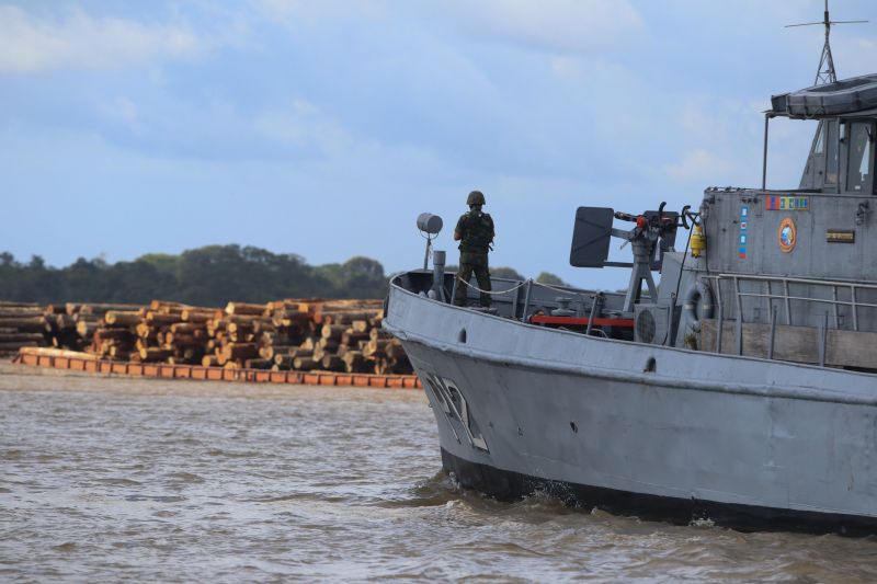 Cerca de mil toras de madeira sem comprovação de origem foram entregues pela Marinha do Brasil à Secretaria de Estado de Meio Ambiente e Sustentabilidade (Semas), na ilha de Outeiro, neste sábado (27). <div class='credito_fotos'>Foto: Jader Paes / Agência Pará   |   <a href='/midias/2020/originais/6501_ee9135b2-3606-c105-42f9-3018fc05882a.jpg' download><i class='fa-solid fa-download'></i> Download</a></div>