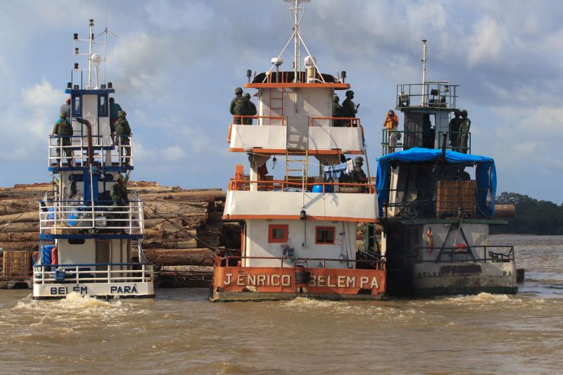 Cerca de mil toras de madeira sem comprovação de origem foram entregues pela Marinha do Brasil à Secretaria de Estado de Meio Ambiente e Sustentabilidade (Semas), na ilha de Outeiro, neste sábado (27). <div class='credito_fotos'>Foto: Jader Paes / Agência Pará   |   <a href='/midias/2020/originais/6501_ffa683ff-cc3d-627e-98df-31c98eed82a6.jpg' download><i class='fa-solid fa-download'></i> Download</a></div>