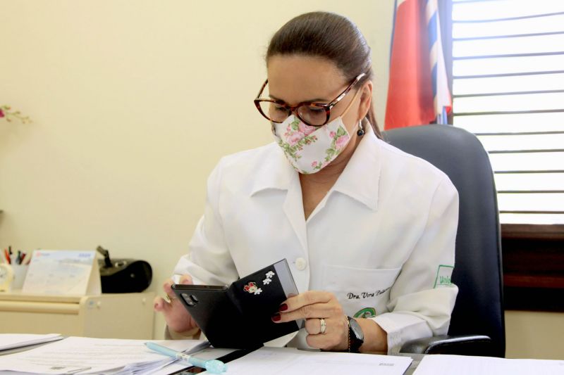 Belém, Pará, Brasil. TELEATENDIMENTO UEPA - Vera Palácios, médica que faz o teleatendimento - 29/06/2020. Foto: Ricardo Amanajás / Ag Pará. <div class='credito_fotos'>Foto: Ricardo Amanajás / Ag. Pará | <a href='/midias/2020/originais/6508_0785c1d6-36dc-d27a-b1b4-87d112feab02.jpg' download><i class='fa-solid fa-download'></i> Download</a></div>