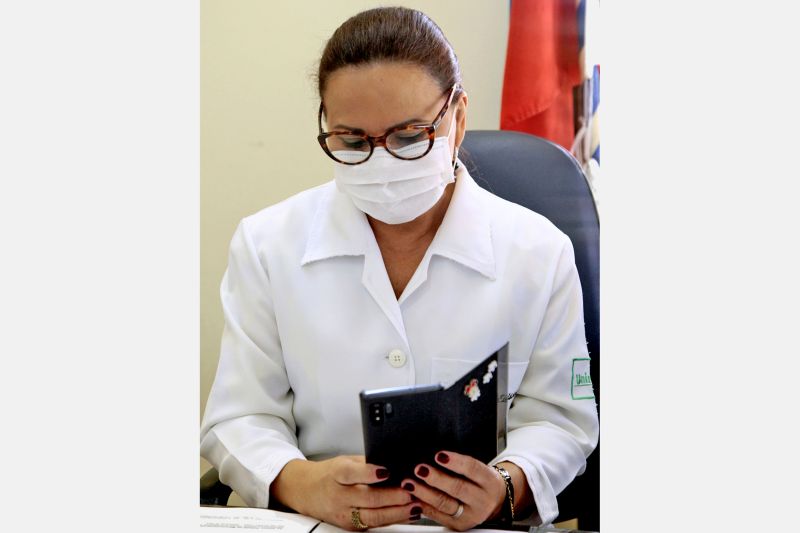 Belém, Pará, Brasil. TELEATENDIMENTO UEPA - Vera Palácios, médica que faz o teleatendimento - 29/06/2020. Foto: Ricardo Amanajás / Ag Pará. <div class='credito_fotos'>Foto: Ricardo Amanajás / Ag. Pará | <a href='/midias/2020/originais/6508_51c6a180-b24d-7864-94c6-d794b85b1ec9.jpg' download><i class='fa-solid fa-download'></i> Download</a></div>