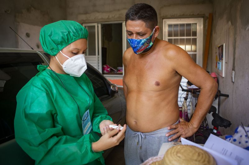 A aluna de enfermagem, Fernanda Gatinho, e o morador Daniel Paes, no bairro da Terra Firme, durante Pesquisa Epidemiológica da Covid 19, realizada pela Uepa e Sespa, em Belém e Ananindeua.
FOTO: NAILANA THIELY/ ASCOM UEPA
DATA: 30.06.2020
BELÉM-PARà <div class='credito_fotos'>Foto: Nailana Thiely / Ascom Uepa | <a href='/midias/2020/originais/6512_24cd9f0a-6698-e663-a83c-6d49c934ea80.jpg' download><i class='fa-solid fa-download'></i> Download</a></div>