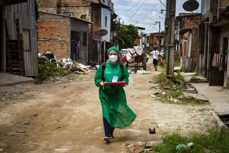 A aluna de enfermagem, Fernanda Gatinho, no bairro da Terra Firme, durante Pesquisa Epidemiológica da Covid 19, realizada pela Uepa e Sespa, em Belém e Ananindeua.
FOTO: NAILANA THIELY/ ASCOM UEPA
DATA: 30.06.2020
BELÉM-PARà <div class='credito_fotos'>Foto: Nailana Thiely / Ascom Uepa | <a href='/midias/2020/originais/6512_ae9f9169-3465-77ea-95ce-dbedb4173b68.jpg' download><i class='fa-solid fa-download'></i> Download</a></div>