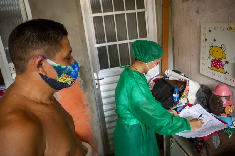 A aluna de enfermagem, Fernanda Gatinho, e o morador Daniel Paes, no bairro da Terra Firme, durante Pesquisa Epidemiológica da Covid 19, realizada pela Uepa e Sespa, em Belém e Ananindeua.
FOTO: NAILANA THIELY/ ASCOM UEPA
DATA: 30.06.2020
BELÉM-PARà <div class='credito_fotos'>Foto: Nailana Thiely / Ascom Uepa | <a href='/midias/2020/originais/6512_dd3af7d8-90ae-56bd-575f-ce08e5a027ae.jpg' download><i class='fa-solid fa-download'></i> Download</a></div>