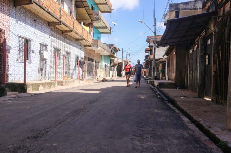Belém 06 de julho de 2020, asfalto por todo Pará chegou na Passagem São Pedro ,bairro da Terra Firme. <div class='credito_fotos'>Foto: Alex Ribeiro / Ag. Pará | <a href='/midias/2020/originais/6538_2301a77a-8dd8-1516-40c4-4048008b2605.jpg' download><i class='fa-solid fa-download'></i> Download</a></div>