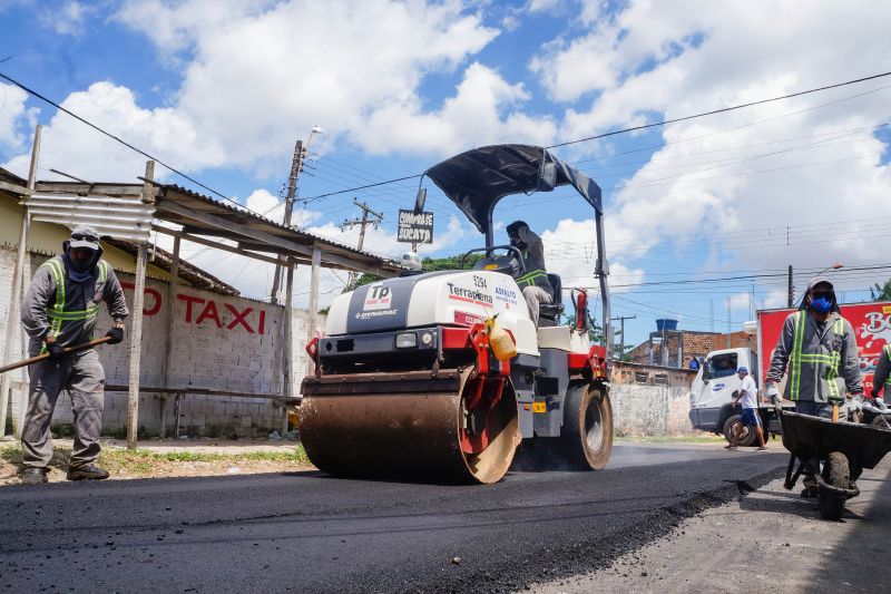 Belém 06 de julho de 2020, asfalto por todo Pará chegou na Passagem BrasÃlia, bairro Icoaraci <div class='credito_fotos'>Foto: Alex Ribeiro / Ag. Pará | <a href='/midias/2020/originais/6538_b11eabab-c06d-5013-a3aa-1b900a0e38ff.jpg' download><i class='fa-solid fa-download'></i> Download</a></div>