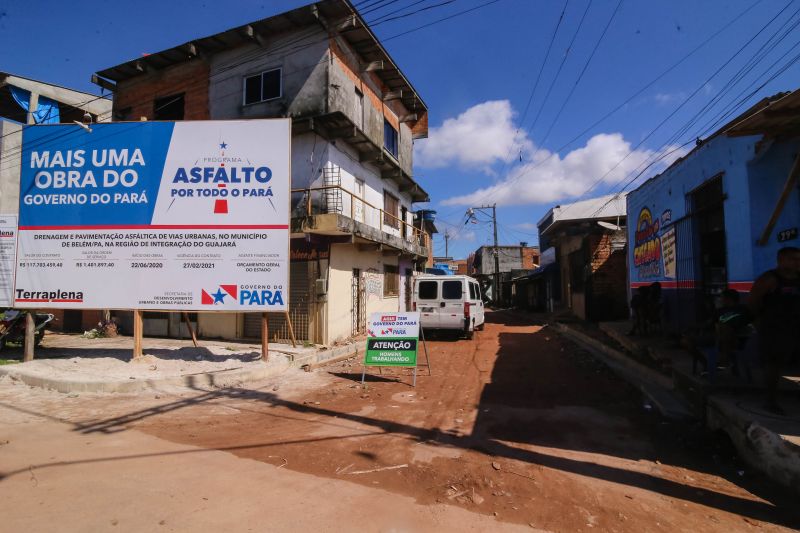 Belém 06 de julho de 2020, asfalto por todo Pará chegou na Passagem Joana D` Arc ,bairro da Terra Firme. <div class='credito_fotos'>Foto: Alex Ribeiro / Ag. Pará | <a href='/midias/2020/originais/6538_d222551d-0fbc-8df2-0717-644f455d7721.jpg' download><i class='fa-solid fa-download'></i> Download</a></div>