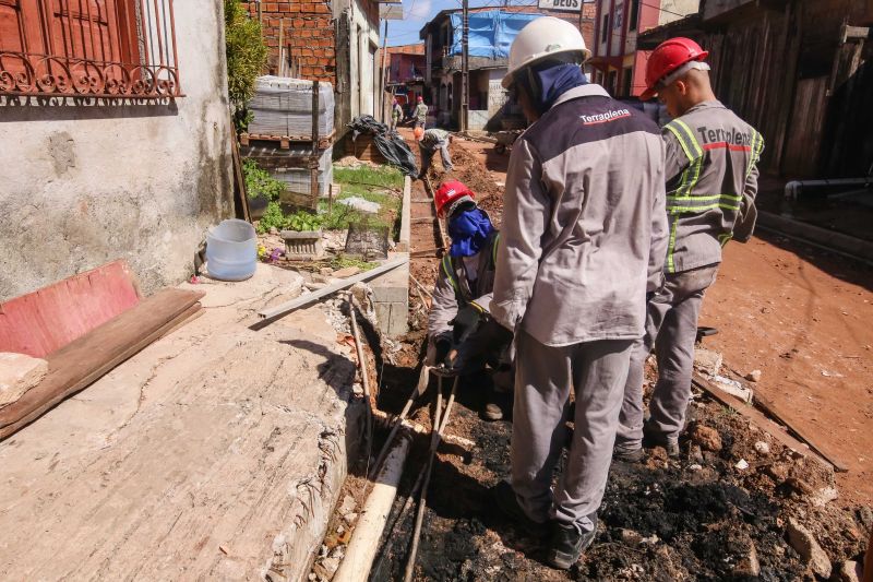 Belém 06 de julho de 2020, asfalto por todo Pará chegou na Passagem Joana D` Arc ,bairro da Terra Firme. <div class='credito_fotos'>Foto: Alex Ribeiro / Ag. Pará | <a href='/midias/2020/originais/6538_d61d04cb-9091-7b72-7d64-de68c60be283.jpg' download><i class='fa-solid fa-download'></i> Download</a></div>