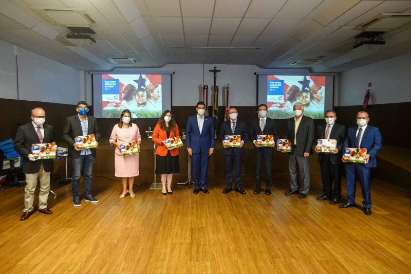 Governador Helder Barbalho entrega Balanço Geral do Estado 2019 ao Tribunal de Contas <div class='credito_fotos'>Foto: Marco Santos / Ag. Pará | <a href='/midias/2020/originais/6543_07b50f23-1ecb-205b-1da8-94e572d336da.jpg' download><i class='fa-solid fa-download'></i> Download</a></div>