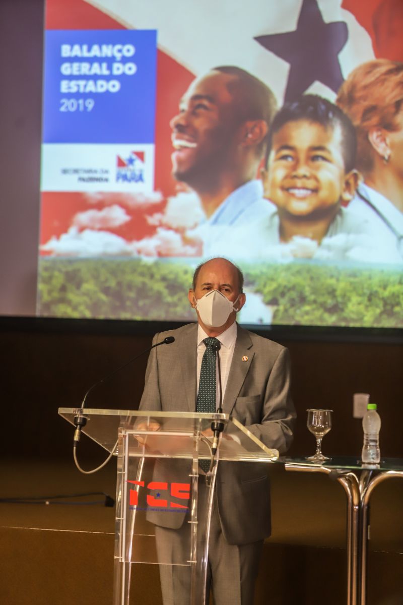 Governador Helder Barbalho entrega Balanço Geral do Estado 2019 ao Tribunal de Contas <div class='credito_fotos'>Foto: Marco Santos / Ag. Pará   |   <a href='/midias/2020/originais/6543_109355cb-9f6c-039e-4844-7145249b8e62.jpg' download><i class='fa-solid fa-download'></i> Download</a></div>