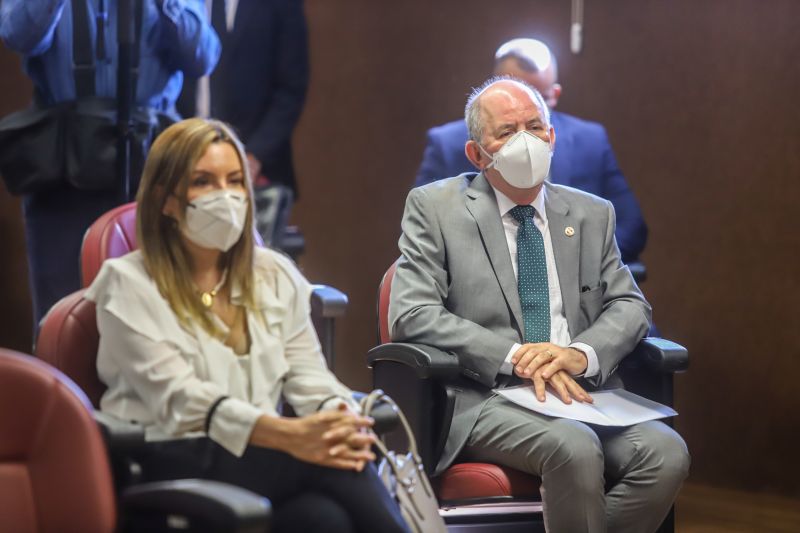 Governador Helder Barbalho entrega Balanço Geral do Estado 2019 ao Tribunal de Contas <div class='credito_fotos'>Foto: Marco Santos / Ag. Pará   |   <a href='/midias/2020/originais/6543_8fac4263-d2da-6ee8-0f13-ab41934f3bc3.jpg' download><i class='fa-solid fa-download'></i> Download</a></div>