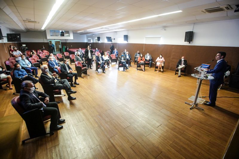 Governador Helder Barbalho entrega Balanço Geral do Estado 2019 ao Tribunal de Contas <div class='credito_fotos'>Foto: Marco Santos / Ag. Pará   |   <a href='/midias/2020/originais/6543_9a2ab920-69b6-50e8-c64d-b818f6f216b0.jpg' download><i class='fa-solid fa-download'></i> Download</a></div>