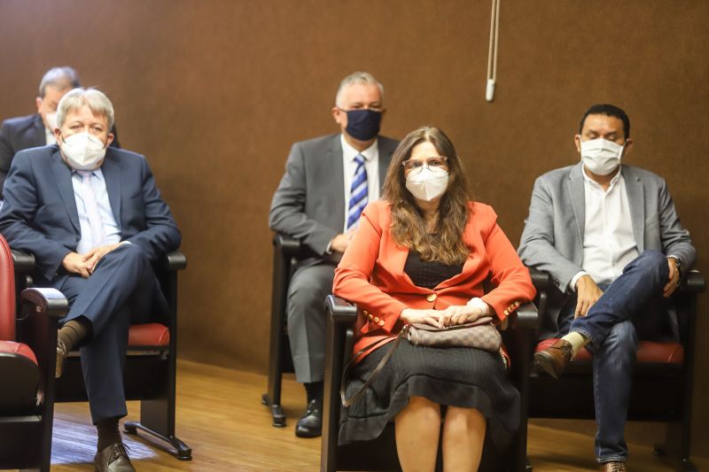 Governador Helder Barbalho entrega Balanço Geral do Estado 2019 ao Tribunal de Contas <div class='credito_fotos'>Foto: Marco Santos / Ag. Pará | <a href='/midias/2020/originais/6543_ca4d95d9-df47-27d1-add2-964f52860e91.jpg' download><i class='fa-solid fa-download'></i> Download</a></div>