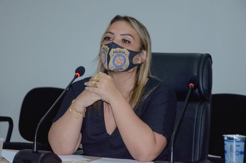 Coordenadora de Policia Comunitária - DPC Claudilene Maia (1) <div class='credito_fotos'>Foto: Eliseu Dias / Ascom Seduc | <a href='/midias/2020/originais/6545_fcd16de7-36e9-839b-81c2-fe831c3e0dbd.jpg' download><i class='fa-solid fa-download'></i> Download</a></div>