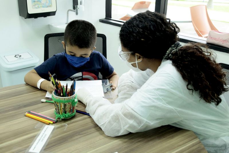 Belém, Pará, Brasil. SERVIÇOS CIIR - Ayrton Pessoa, usuário e professor de Educação FÃsica do CIIR - 22/07/2020 - Foto: Ricardo Amanajás / Ag Pará <div class='credito_fotos'>Foto: Ricardo Amanajás / Ag. Pará | <a href='/midias/2020/originais/6592_b5b3b0e7-78ad-4aa9-0672-90efc0858d3f.jpg' download><i class='fa-solid fa-download'></i> Download</a></div>