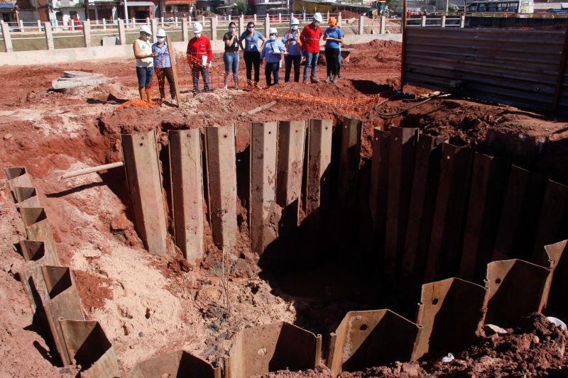 Na manhã desta terça-feira (28), as obras do projeto de macrodrenagem da Bacia do Tucunduba, em Belém, receberam a visita da Comissão de Acompanhamento de Obras (CAO). Formada por 18 moradores, a comissão tem a função de fiscalizar e acompanhar o andamento das obras do governo do Estado, através da Secretaria de Estado de Desenvolvimento e Obras Públicas (Sedop). <div class='credito_fotos'>Foto: Marcelo Seabra / Ag. Pará | <a href='/midias/2020/originais/6620_05b848fe-235f-8bee-6a80-c7b7bb6517f2.jpg' download><i class='fa-solid fa-download'></i> Download</a></div>