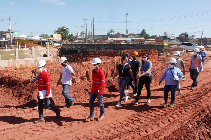 Na manhã desta terça-feira (28), as obras do projeto de macrodrenagem da Bacia do Tucunduba, em Belém, receberam a visita da Comissão de Acompanhamento de Obras (CAO). Formada por 18 moradores, a comissão tem a função de fiscalizar e acompanhar o andamento das obras do governo do Estado, através da Secretaria de Estado de Desenvolvimento e Obras Públicas (Sedop). <div class='credito_fotos'>Foto: Marcelo Seabra / Ag. Pará | <a href='/midias/2020/originais/6620_0dce822a-92f3-0642-fbc8-862daeed22f6.jpg' download><i class='fa-solid fa-download'></i> Download</a></div>