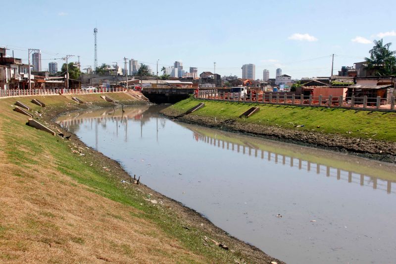 Na manhã desta terça-feira (28), as obras do projeto de macrodrenagem da Bacia do Tucunduba, em Belém, receberam a visita da Comissão de Acompanhamento de Obras (CAO). Formada por 18 moradores, a comissão tem a função de fiscalizar e acompanhar o andamento das obras do governo do Estado, através da Secretaria de Estado de Desenvolvimento e Obras Públicas (Sedop). <div class='credito_fotos'>Foto: Marcelo Seabra / Ag. Pará | <a href='/midias/2020/originais/6620_0e340122-82a4-c50e-49e8-e5f0b0d9d6da.jpg' download><i class='fa-solid fa-download'></i> Download</a></div>