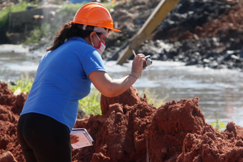 Na manhã desta terça-feira (28), as obras do projeto de macrodrenagem da Bacia do Tucunduba, em Belém, receberam a visita da Comissão de Acompanhamento de Obras (CAO). Formada por 18 moradores, a comissão tem a função de fiscalizar e acompanhar o andamento das obras do governo do Estado, através da Secretaria de Estado de Desenvolvimento e Obras Públicas (Sedop). <div class='credito_fotos'>Foto: Marcelo Seabra / Ag. Pará | <a href='/midias/2020/originais/6620_7053f800-5ebf-6823-8e2f-360a28d0a4d9.jpg' download><i class='fa-solid fa-download'></i> Download</a></div>