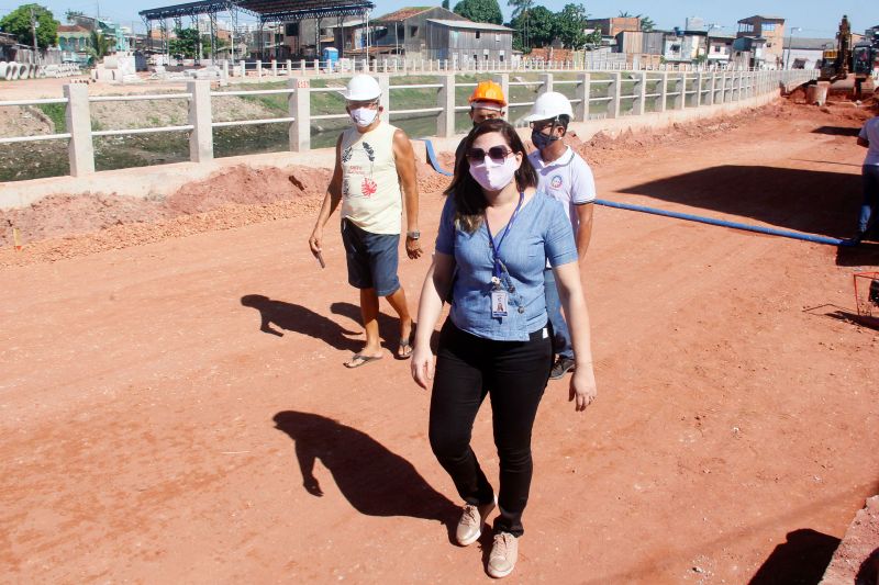 Na manhã desta terça-feira (28), as obras do projeto de macrodrenagem da Bacia do Tucunduba, em Belém, receberam a visita da Comissão de Acompanhamento de Obras (CAO). Formada por 18 moradores, a comissão tem a função de fiscalizar e acompanhar o andamento das obras do governo do Estado, através da Secretaria de Estado de Desenvolvimento e Obras Públicas (Sedop). <div class='credito_fotos'>Foto: Marcelo Seabra / Ag. Pará | <a href='/midias/2020/originais/6620_72d3288d-a010-62b9-2ddf-026f53abecb1.jpg' download><i class='fa-solid fa-download'></i> Download</a></div>