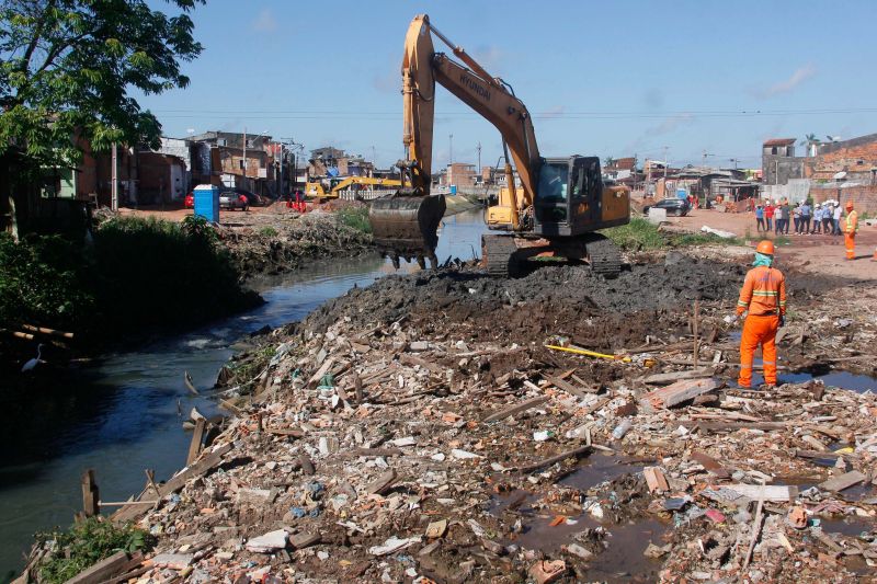 Na manhã desta terça-feira (28), as obras do projeto de macrodrenagem da Bacia do Tucunduba, em Belém, receberam a visita da Comissão de Acompanhamento de Obras (CAO). Formada por 18 moradores, a comissão tem a função de fiscalizar e acompanhar o andamento das obras do governo do Estado, através da Secretaria de Estado de Desenvolvimento e Obras Públicas (Sedop). <div class='credito_fotos'>Foto: Marcelo Seabra / Ag. Pará | <a href='/midias/2020/originais/6620_79b9f550-9077-8bb7-0358-d4b6b2963b80.jpg' download><i class='fa-solid fa-download'></i> Download</a></div>