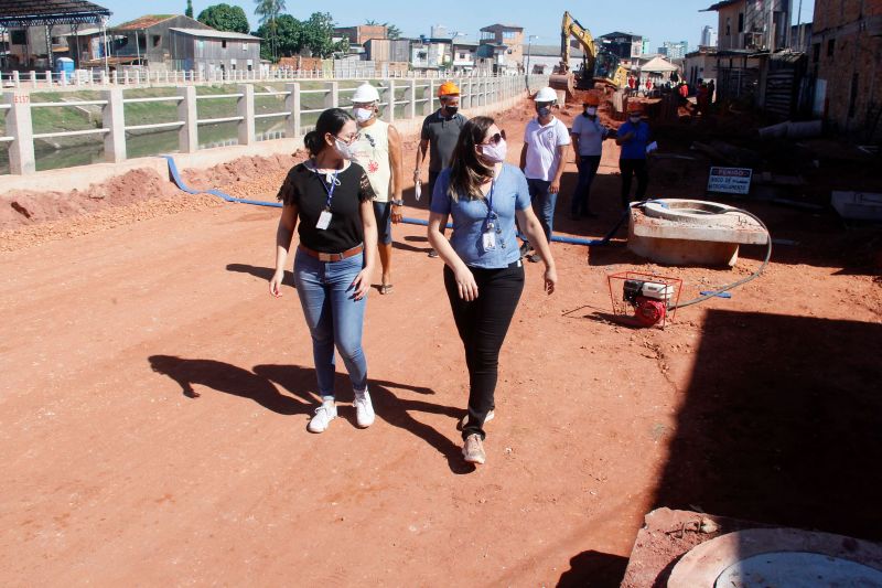 Na manhã desta terça-feira (28), as obras do projeto de macrodrenagem da Bacia do Tucunduba, em Belém, receberam a visita da Comissão de Acompanhamento de Obras (CAO). Formada por 18 moradores, a comissão tem a função de fiscalizar e acompanhar o andamento das obras do governo do Estado, através da Secretaria de Estado de Desenvolvimento e Obras Públicas (Sedop). <div class='credito_fotos'>Foto: Marcelo Seabra / Ag. Pará | <a href='/midias/2020/originais/6620_a24b8061-4932-7bce-4a1e-fc870352cb67.jpg' download><i class='fa-solid fa-download'></i> Download</a></div>