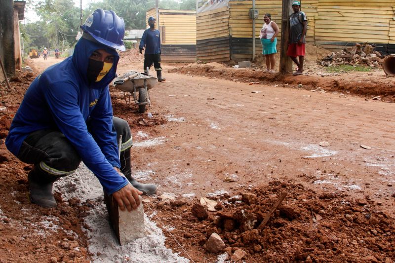 O Governo do Pará, por meio do Núcleo de Gerenciamento de Transporte Metropolitano (NGTM), segue com as obras de infraestrutura viária em dois bairros de Ananindeua, Águas Lindas e Guanabara, na Região Metropolitana de Belém. São 17 vias recebendo os serviços de drenagem, terraplanagem, pavimentação, calçadas e sinalização. <div class='credito_fotos'>Foto: Marcelo Seabra / Ag. Pará | <a href='/midias/2020/originais/6628_33dd30eb-5acc-10db-7c62-081955bd4fd0.jpg' download><i class='fa-solid fa-download'></i> Download</a></div>